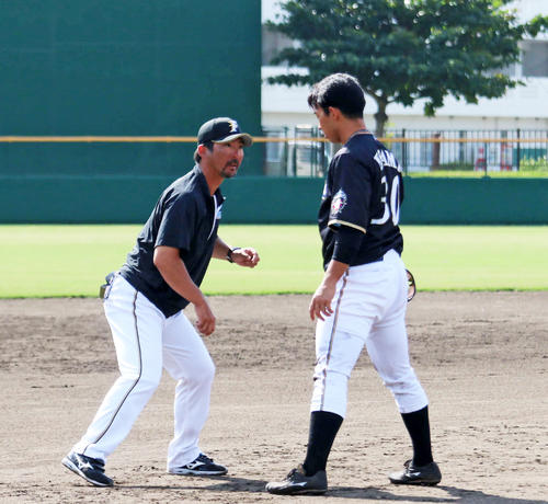 手締め後、打撃について日本ハム小笠原ヘッド兼打撃コーチ（左）から助言を受ける宇佐見（撮影・中島宙恵）