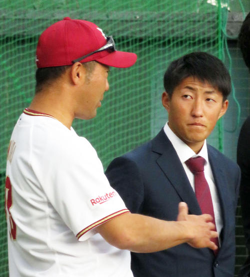楽天ドラフト1位の大阪ガス・小深田（右）は三木監督（左）の言葉に耳を傾ける（撮影・桑原幹久）
