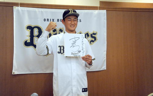 オリックスと仮契約を結び、笑顔で記念写真に収まる紅林