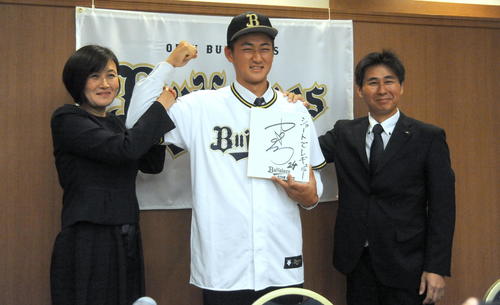 オリックスと仮契約を結び、母千夏さん（左）、父将弘さん（右）と記念写真に収まる紅林