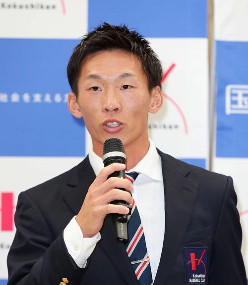 ロッテの3位指名を受けて、あいさつする高部（2019年10月17日撮影）