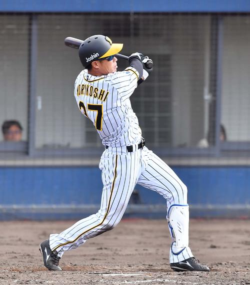 トライアウトで左越え本塁打を放つ森越祐人（撮影・上田博志）