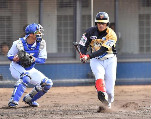 トライアウト第4打席で三振に倒れる西岡剛（撮影・上田博志）