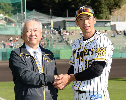 秋季キャンプを訪れ矢野監督（右）の出迎えを受ける阪神・藤原オーナー（撮影・前岡正明）