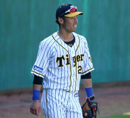 シート打撃4回裏無死、中堅手の江越は近本の打球を好捕し笑顔を見せる（撮影・上山淳一）