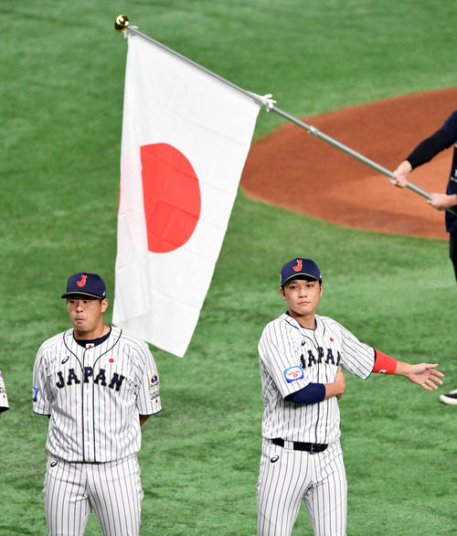 日本対アメリカ　日の丸を背に整列する、左から浅村、坂本勇（撮影・滝沢徹郎）