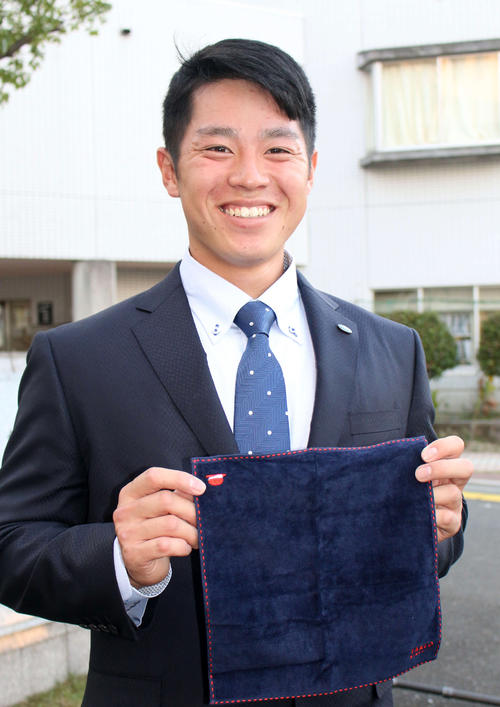 バイト先の社長からドラフト指名を記念して贈られたハンカチとネクタイを身につけ日本ハムと仮契約を結んだ梅林（撮影・木下大輔）