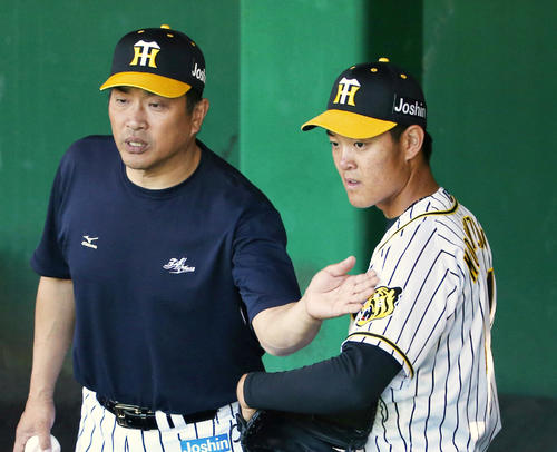ブルペンで望月（右）は山本昌臨時コーチの指導を受ける（撮影・上山淳一）