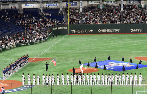 試合前に整列する両チーム（撮影・滝沢徹郎）