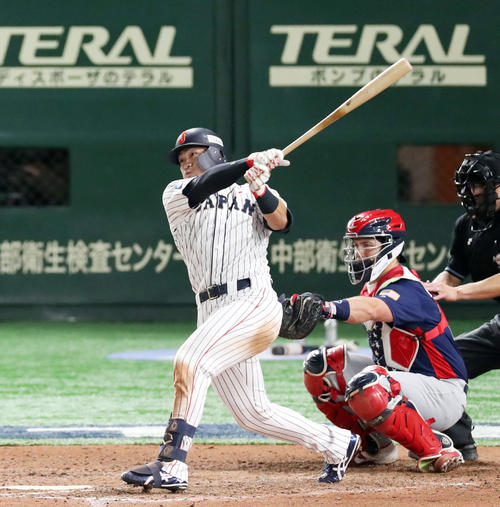8回裏日本無死、中越え二塁打を放つ鈴木（撮影・前田充）