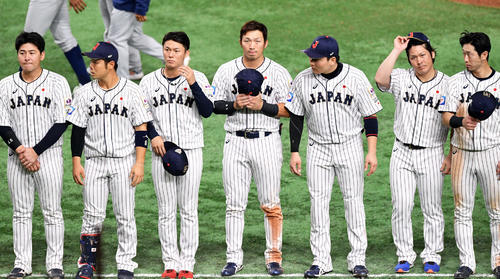 試合後、あいさつする鈴木誠也（中央）ら侍ジャパンの選手たち（撮影・滝沢徹郎）