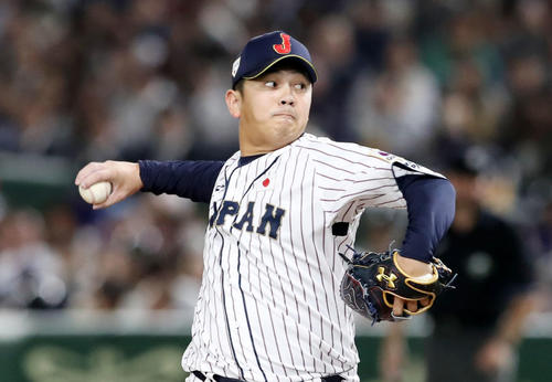 日本対メキシコ　9回表、日本4番手で登板する山崎康（撮影・加藤哉）