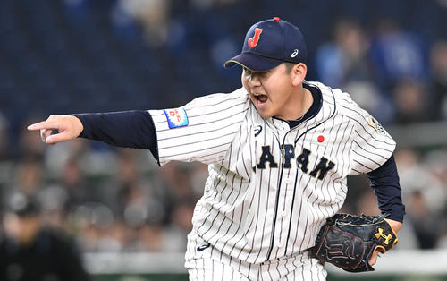 日本対メキシコ　日本5番手で登板しスイングをアピールする山崎（撮影・山崎安昭）