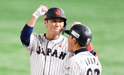 適時打を放った坂本勇（左）はベンチに向かいガッツポーズする（撮影・滝沢徹郎）