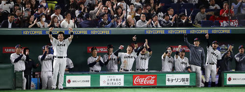 日本対メキシコ　2回裏日本1死二塁、坂本勇が左適時打を放ち、ガッツポーズで喜ぶ鈴木（中央）ら日本ベンチ（撮影・浅見桂子）