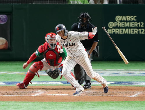 日本対メキシコ　7回裏日本1死一塁、坂本勇は左前打を放つ（撮影・浅見桂子）