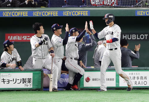 日本対メキシコ　1回裏日本2死二塁、鈴木の中前先制適時打で生還した坂本勇（右）は笑顔でナインとハイタッチ（撮影・浅見桂子）