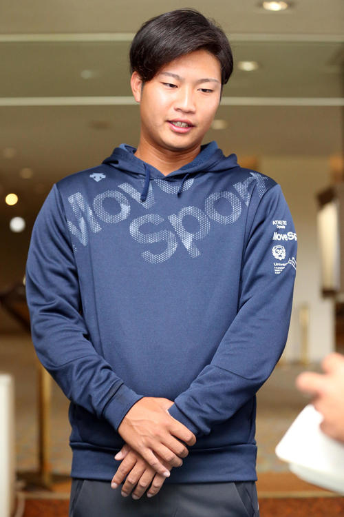 契約更改を終え記者に話す牧（撮影・上山淳一）