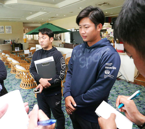 契約更改を終え記者に話す牧（撮影・上山淳一）