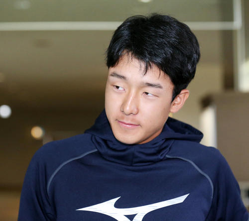 契約更改を終えた小幡（撮影・上山淳一）