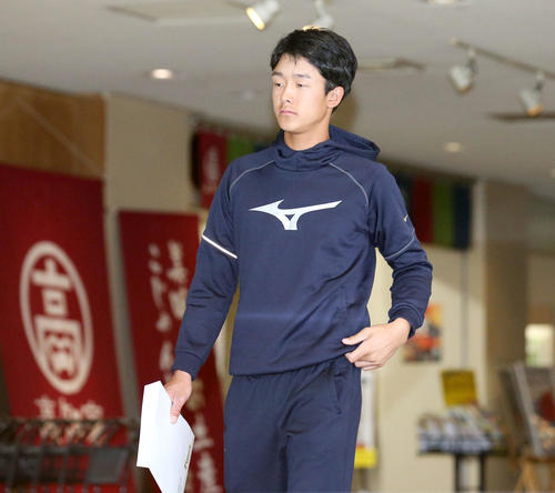 契約更改を終えた小幡（撮影・上山淳一）