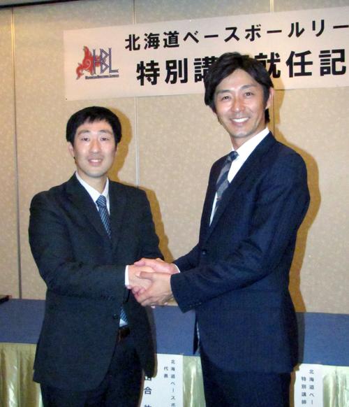 会見後に握手する江尻氏（右）と北海道ベースボールアカデミー出合代表（撮影・村上秀明）