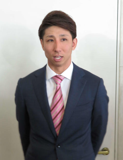 福岡市内で楽天と交渉し、報道陣に対応するソフトバンク福田