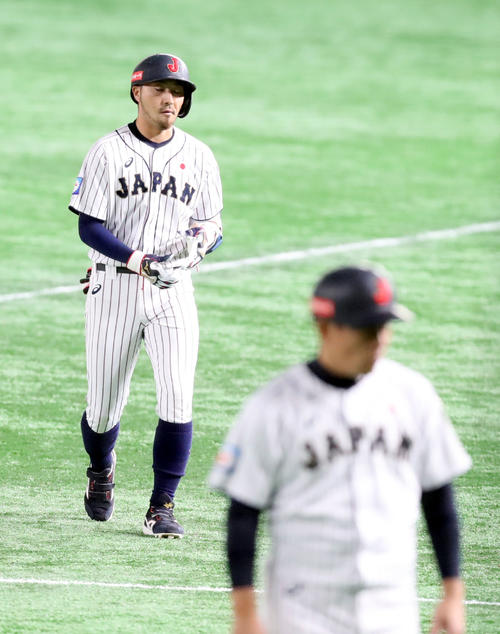 12日、遊ゴロ併殺に倒れさえない表情で引き揚げる菊池（撮影・垰建太）