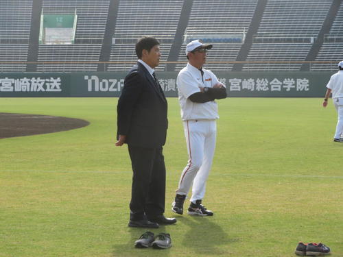 巨人吉村作戦コーチと会話する新任の山崎巡回打撃コーチ（左）（撮影・久保賢吾）