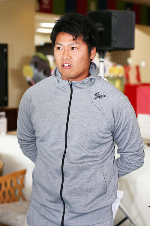 契約更改を終え記者に話す福永（撮影・上山淳一）