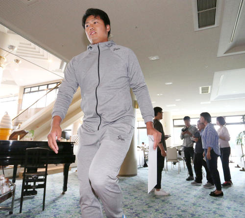 契約更改を終えた福永（撮影・上山淳一）