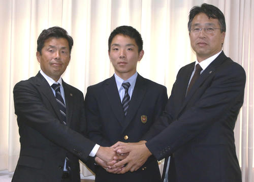 日本ハムと仮契約を結んだドラフト3位、京都国際・上野（左は熊崎スカウト、右は大渕スカウト部長）（撮影・木下大輔）