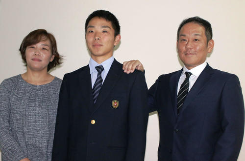 日本ハムと仮契約を結んだドラフト3位、京都国際・上野（左は母祐子さん、右は父将司さん）（撮影・木下大輔）