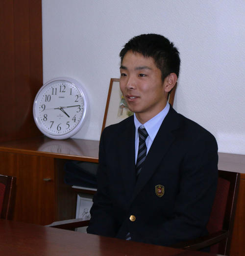 日本ハムと仮契約を結んだドラフト3位、京都国際・上野（撮影・木下大輔）