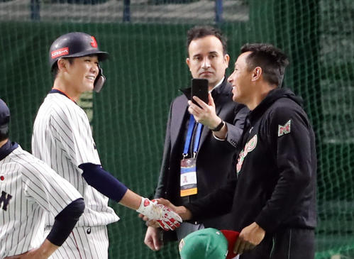 日本対メキシコ　試合前、握手する坂本勇（左）とナバーロ（撮影・浅見桂子）