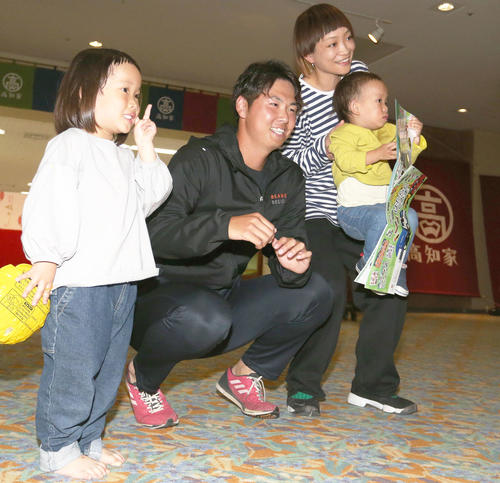 契約更改を終えた浜地はファンと笑顔で記念写真に納まる（撮影・上山淳一）