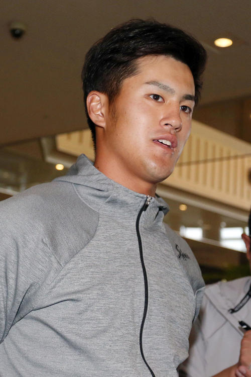 板山は契約更改を終え記者の質問に応える（撮影・上山淳一）