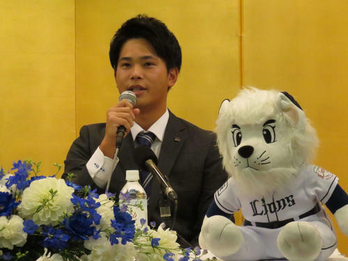西武と仮契約を結んだドラフト2位の浜屋（撮影・栗田成芳）