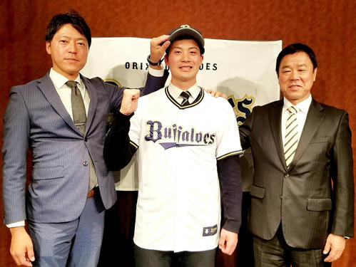 オリックスと仮契約を結んだ前佑囲斗（中央）