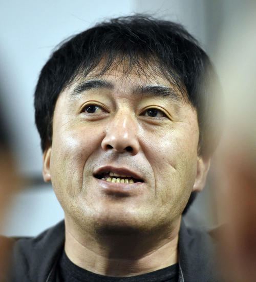 ソフトバンクの福田とのFA交渉を終え、帰京した楽天石井GMは、記者の質問に答える（撮影・たえ見朱実）