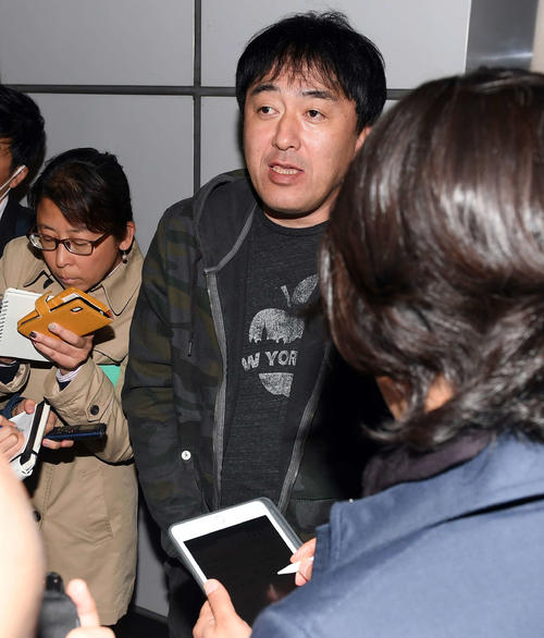ソフトバンクの福田とのFA交渉を終え、取材に応じる楽天石井GM（撮影・たえ見朱実）