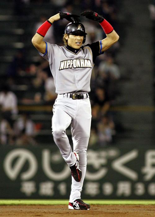 04年8月、オリックス戦で勝ち越しの適時二塁打を放ち二塁ベースで新庄ポーズ？