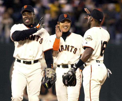 02年9月、接戦でドジャースを制しナ・リーグのワイルドカード争いで同率トップに並んだジャイアンツ・バリー・ボンズ（左）、サンダース（右）と笑顔でハイタッチ