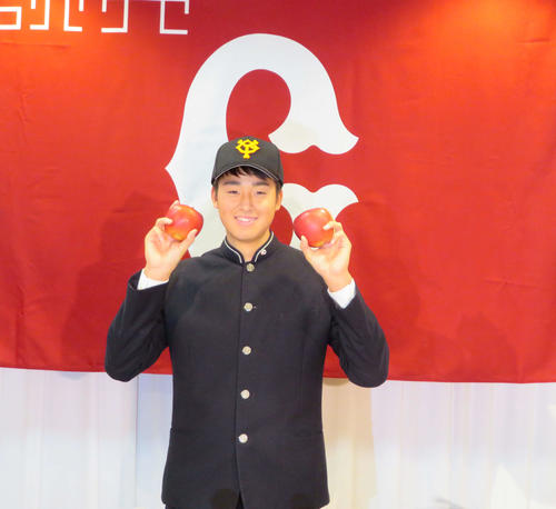 りんごを手に笑顔を見せる巨人ドラフト1位の青森山田・堀田（撮影・湯本勝大）