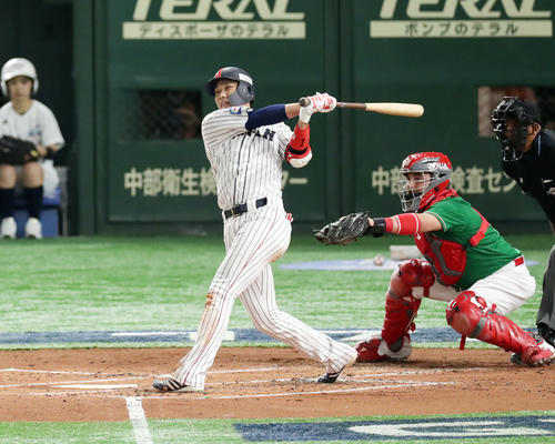 日本対メキシコ　2回裏日本1死一、二塁、左適時打を放つ坂本勇（撮影・前田充）