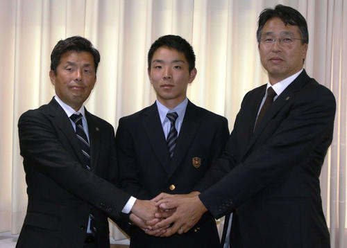 日本ハムと仮契約を結んだドラフト3位、京都国際・上野（左は熊崎スカウト、右は大渕スカウト部長）（撮影・木下大輔）