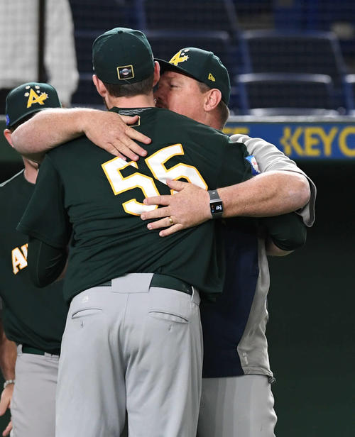 米国対オーストラリア　勝利したオーストラリアのデービッド監督（右）は9回の攻撃を締めたケネディに歓喜のキス（撮影・山崎安昭）
