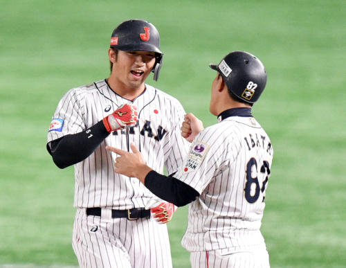 日本対メキシコ　1回裏日本2死二塁、先制の中前適時打を放った鈴木（左）は井端コーチとタッチを交わす（撮影・滝沢徹郎）