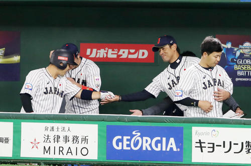 日本対メキシコ　1回裏日本2死一、二塁、近藤は中前適時打を放ち攻守交代でベンチへ戻ると稲葉監督（右）とタッチする（撮影・加藤哉）