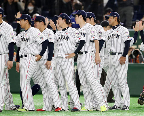 日本対メキシコ　メキシコに勝利しナインをハイタッチで迎える稲葉監督（撮影・加藤哉）